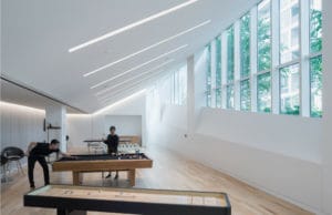 Game room with clerestory connection to courtyard © Iwan Baan